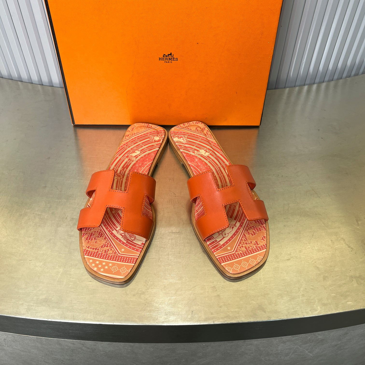 ua H**me5 oran sandal