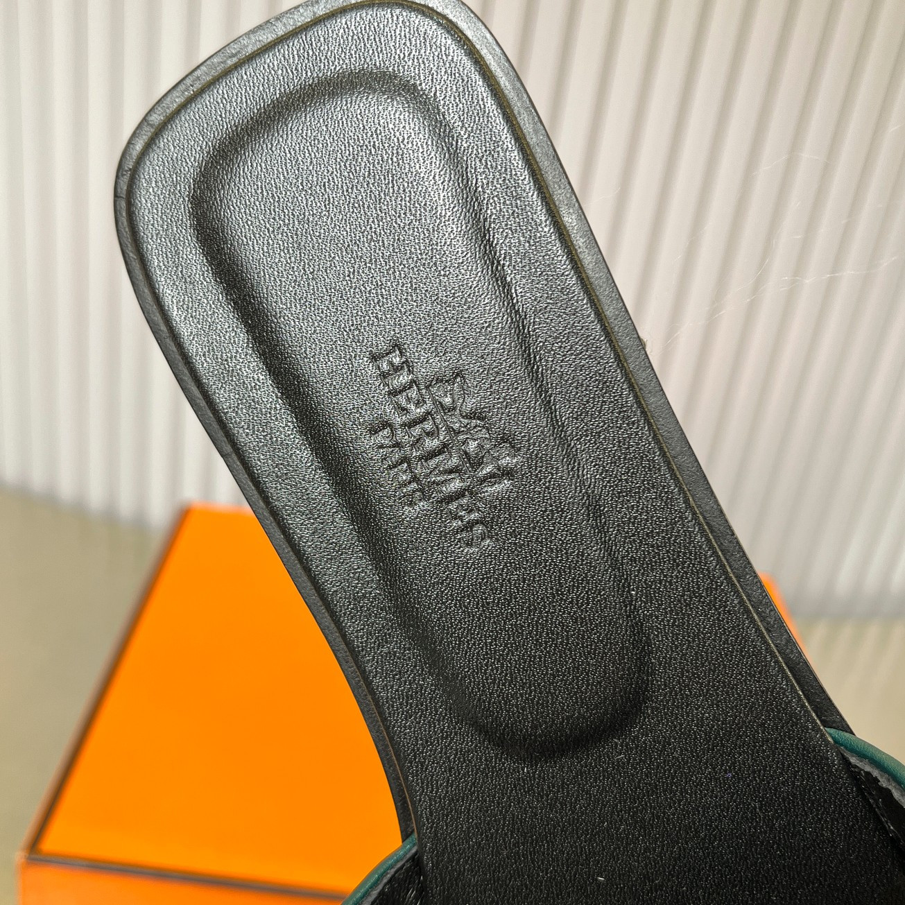 ua H**me5 oran sandal