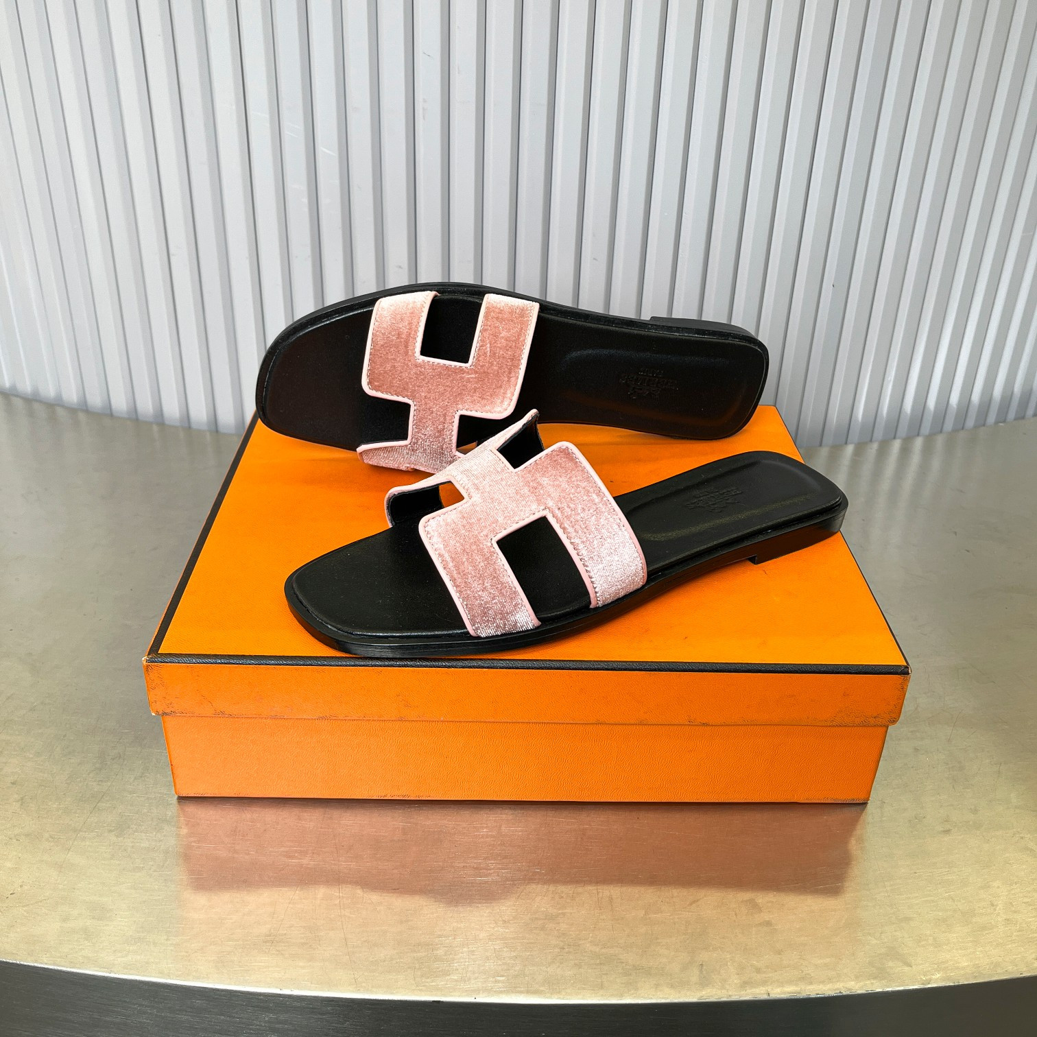 ua H**me5 oran sandal