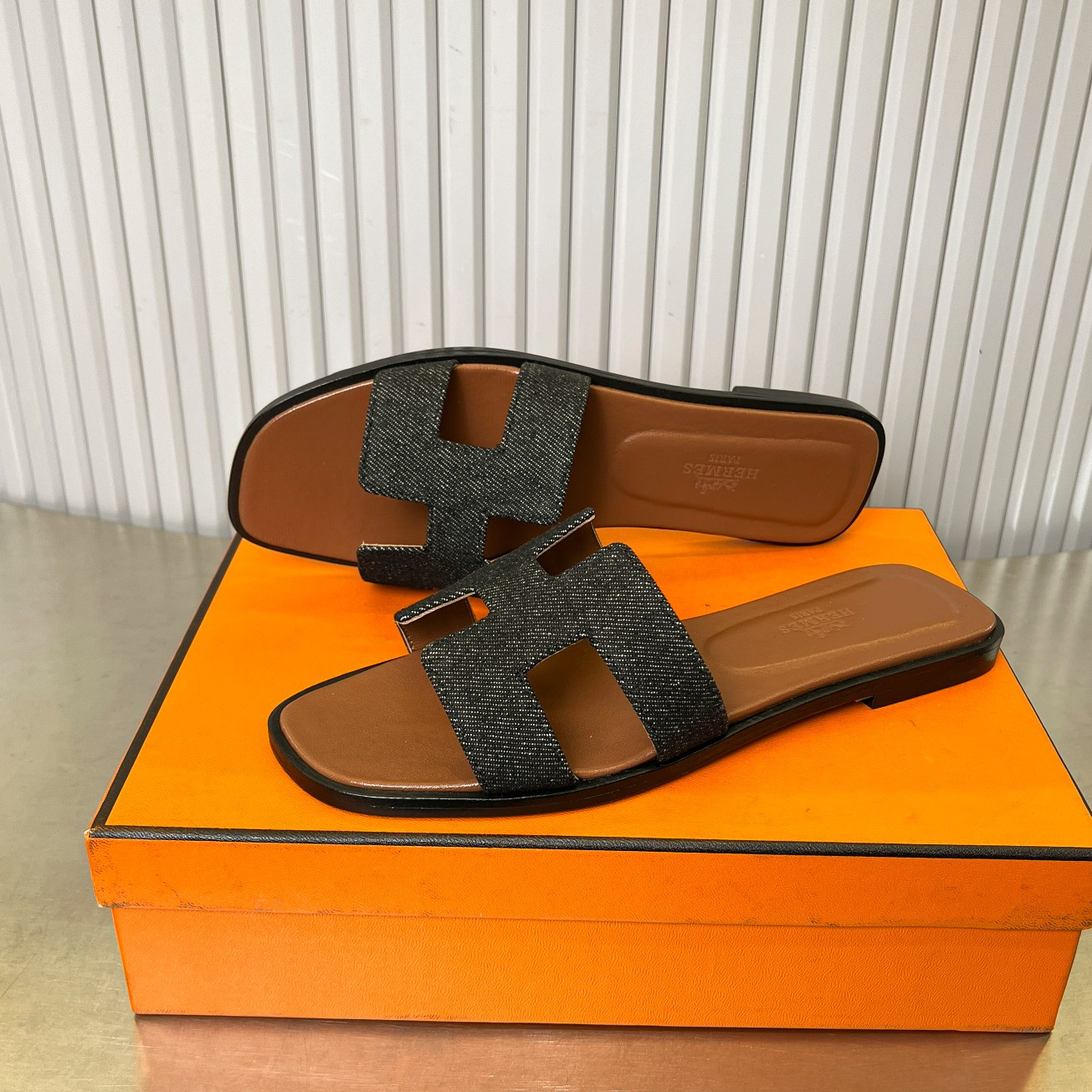 ua H**me5 oran sandal