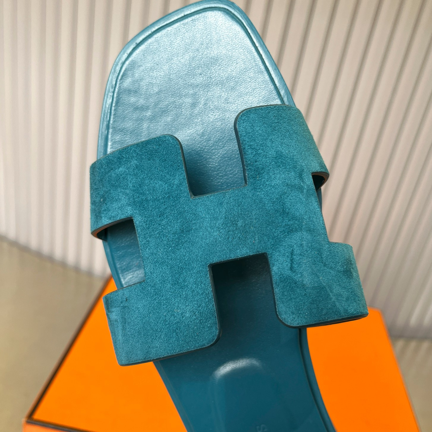 ua H**me5 oran sandal