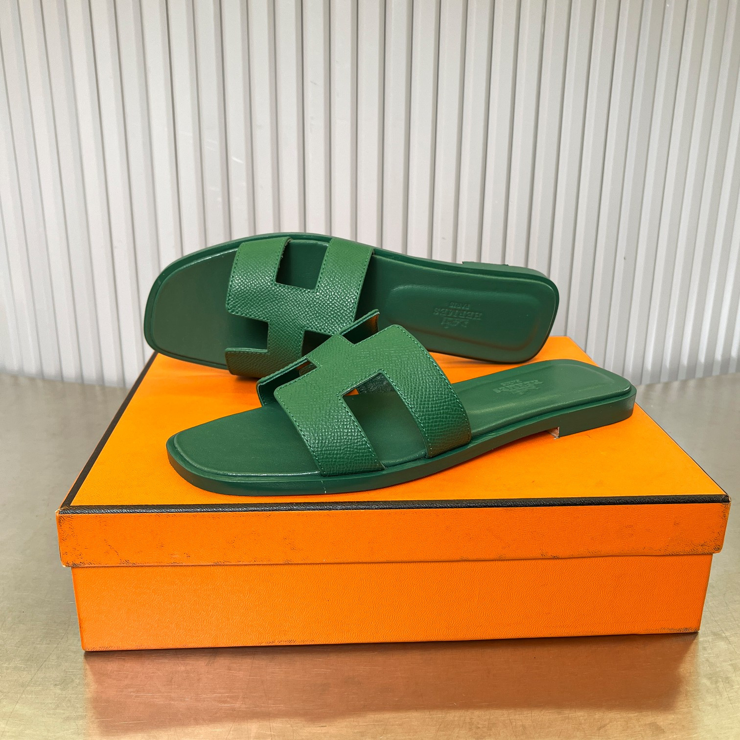 ua H**me5 oran sandal