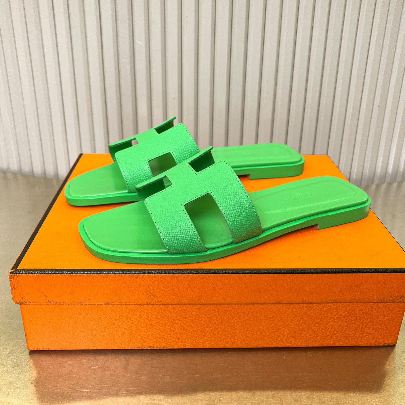 ua H**me5 oran sandal