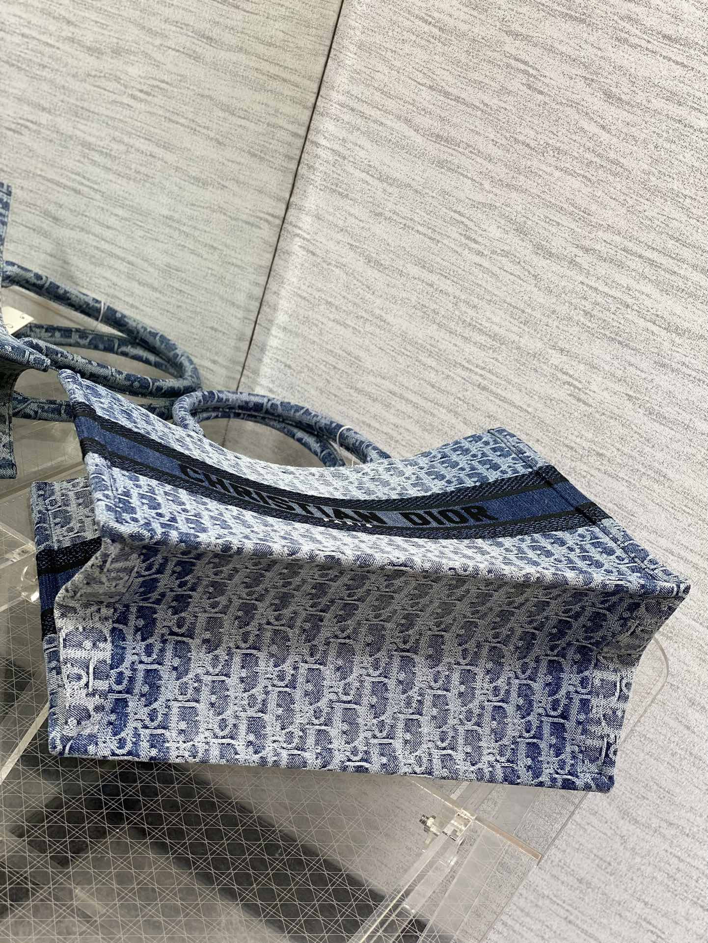 medium D*or book tote blue denim D*or oblique jacquard 36 x 27.5 x 16.5 cm