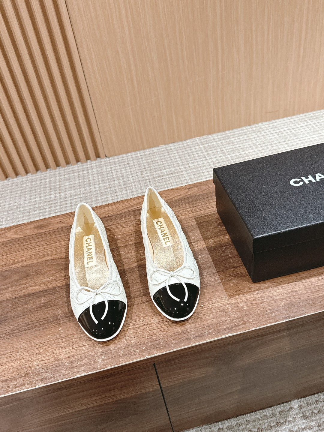ua Ch*el ballet flats