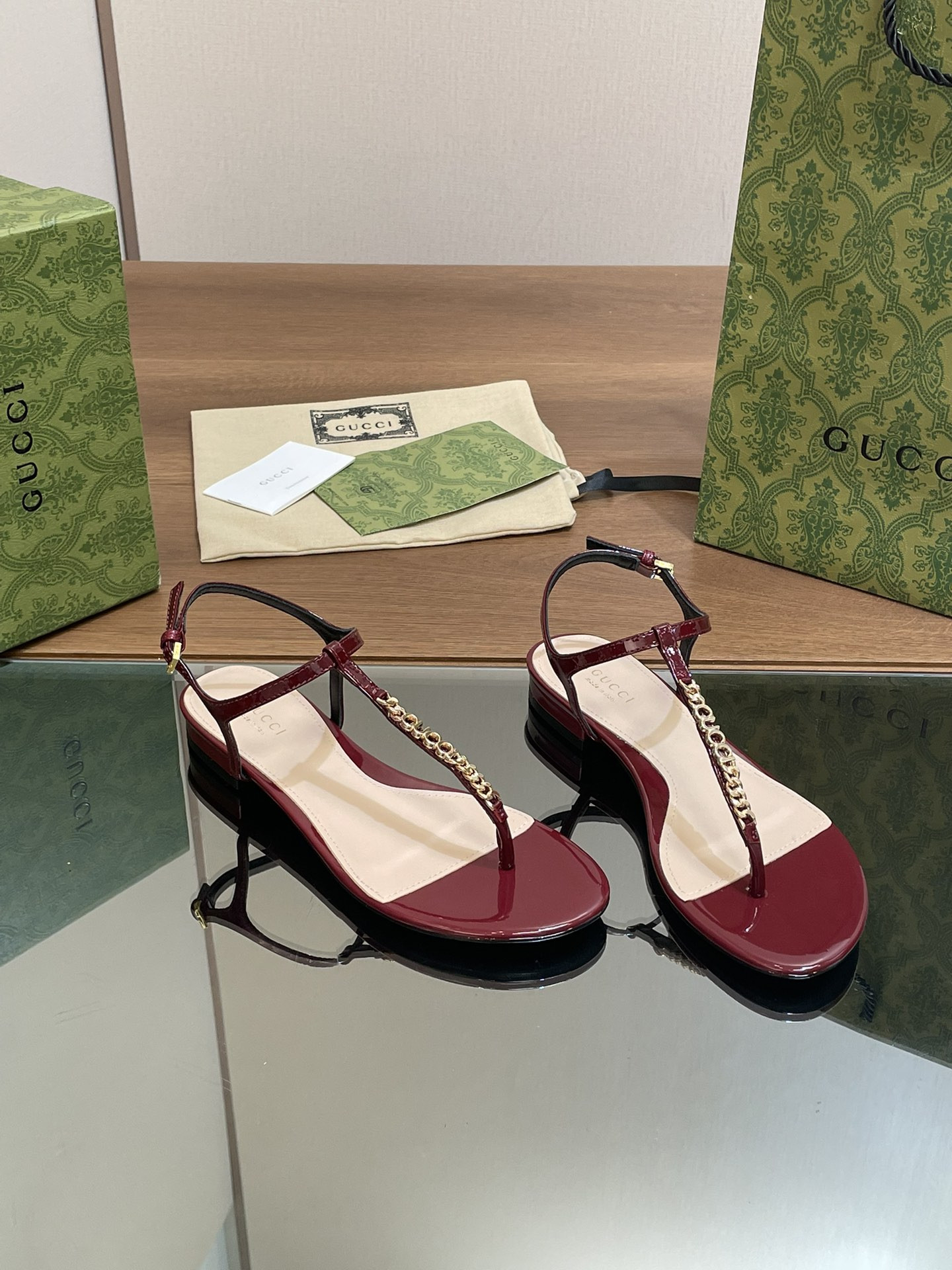ua G*u*i signoria thong sandal