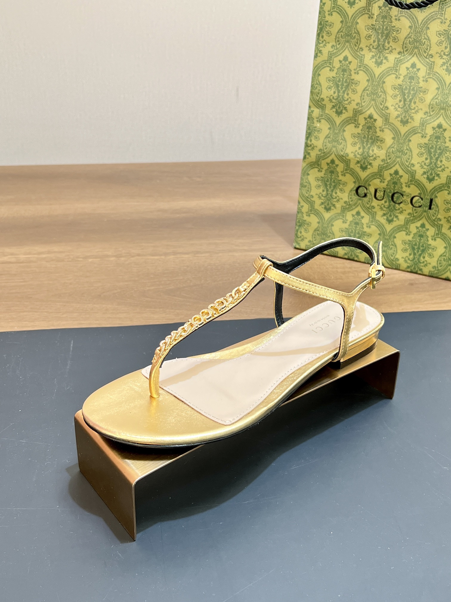 ua G*u*i signoria thong sandal