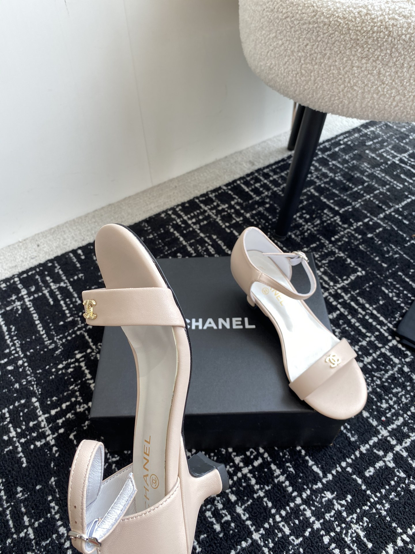 ua Ch*el sandals