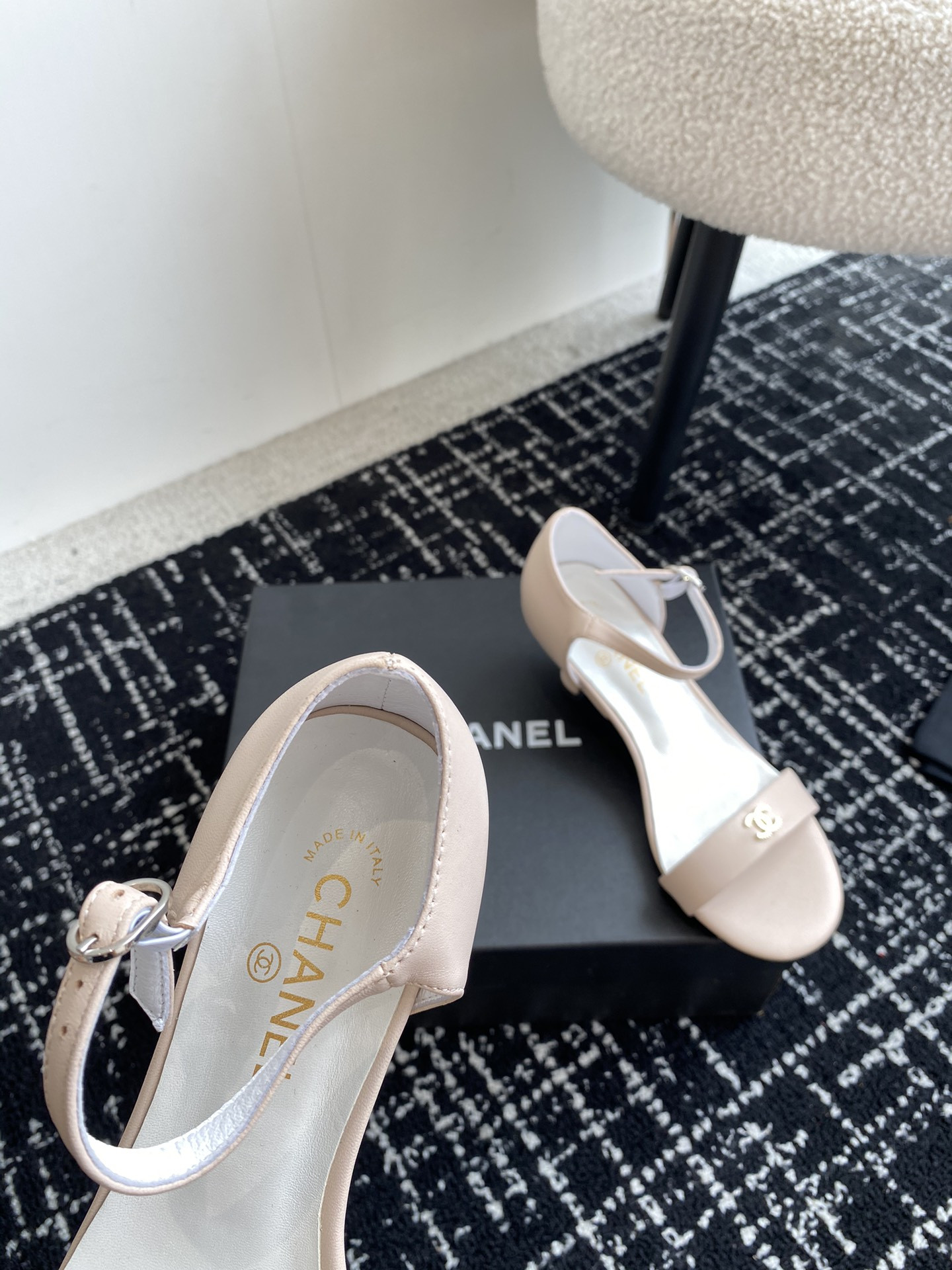 ua Ch*el sandals