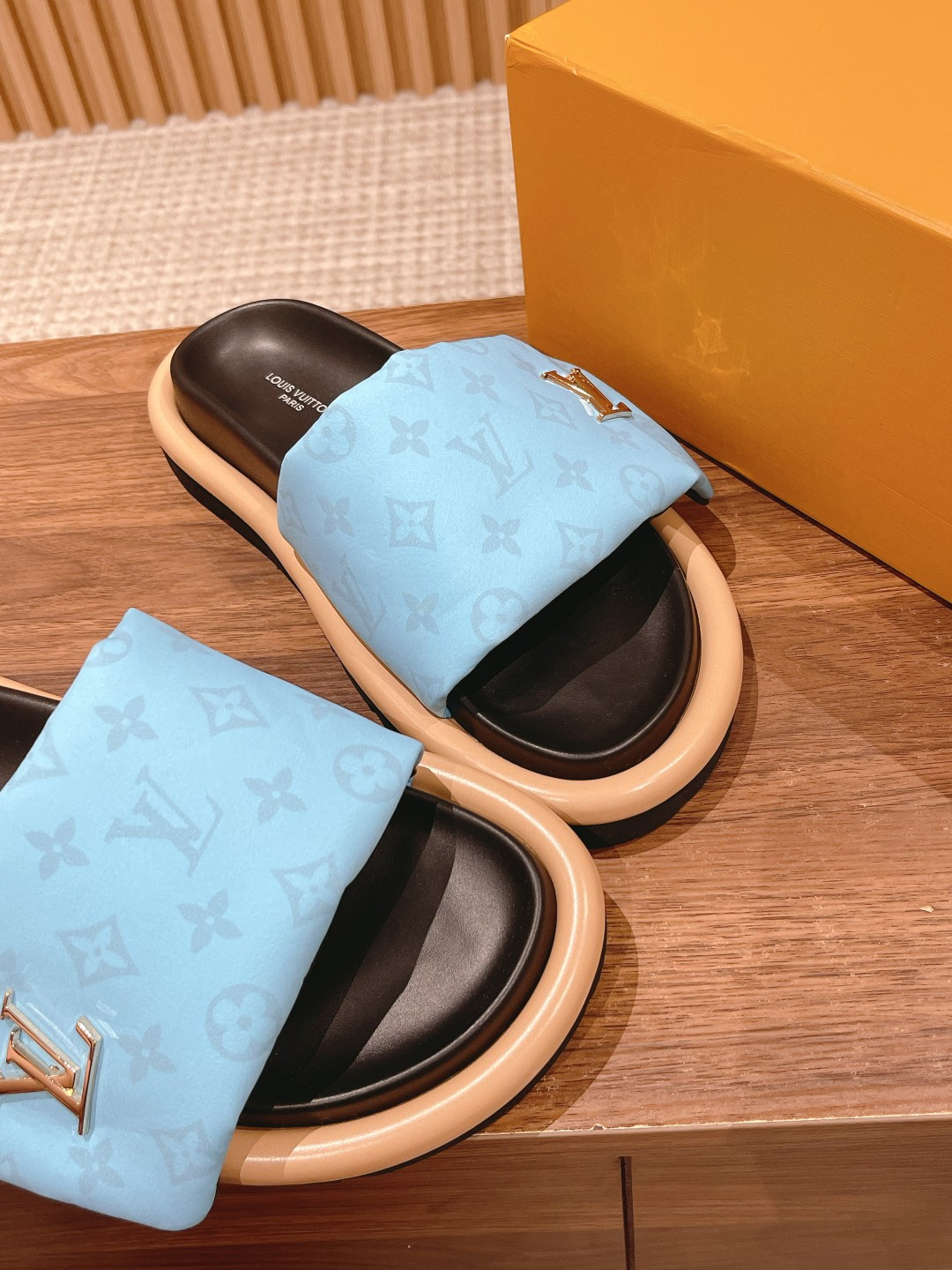 UA LV Pool Pillow Flat Comfort Mule