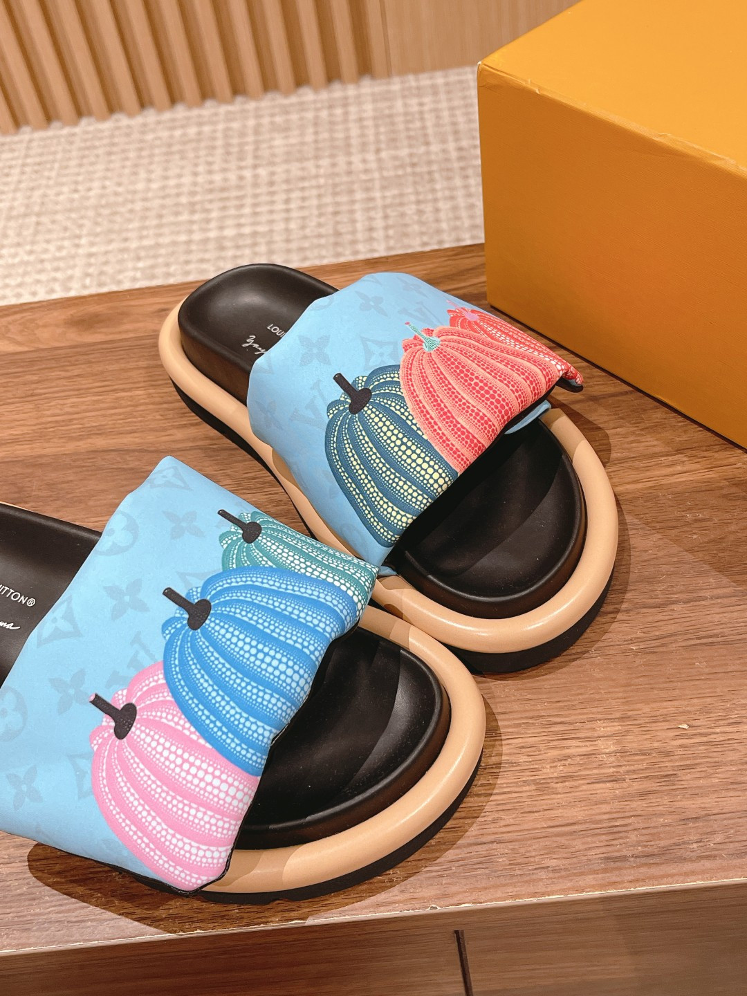UA LV Pool Pillow Flat Comfort Mule