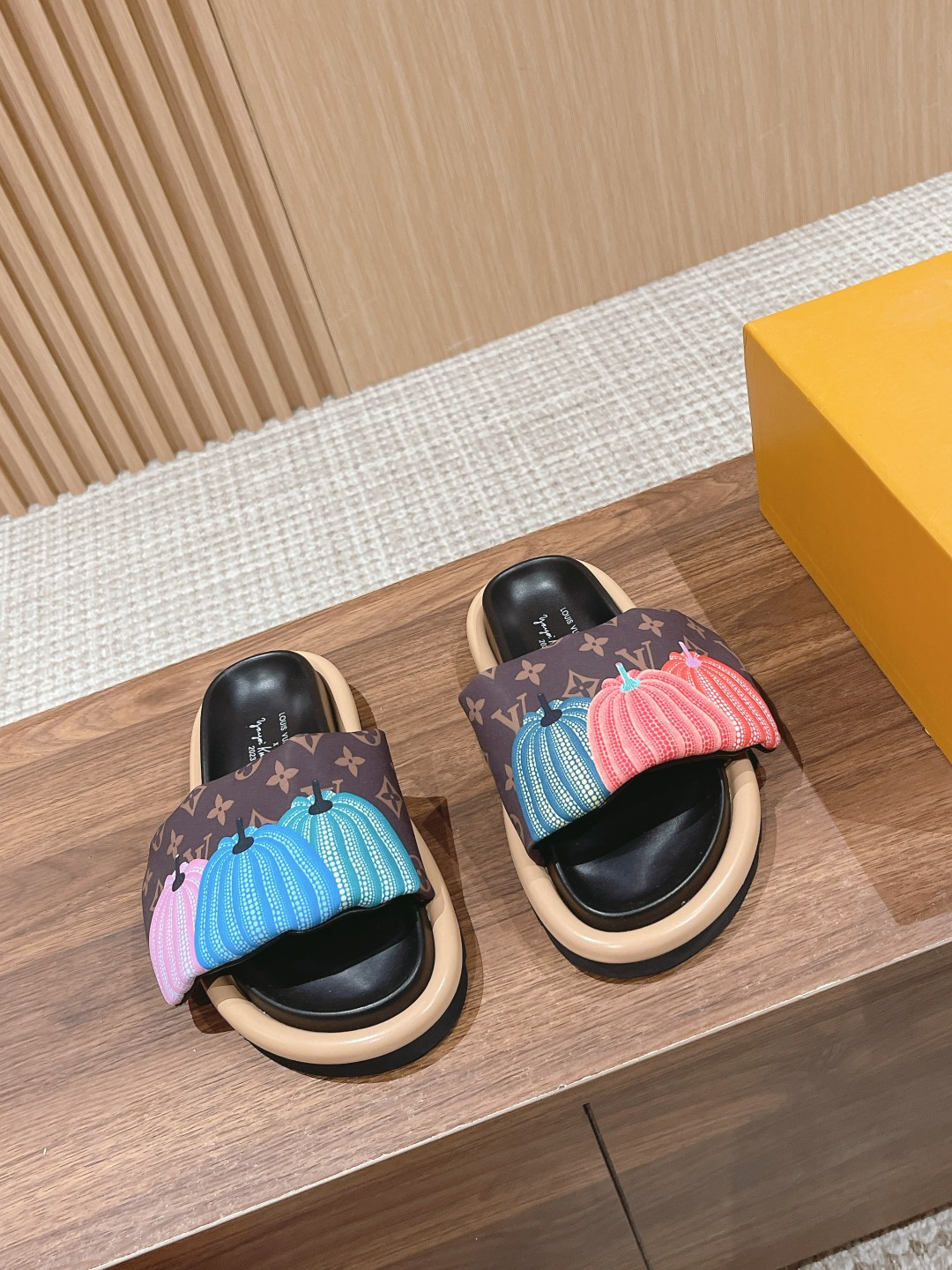 UA LV Pool Pillow Flat Comfort Mule