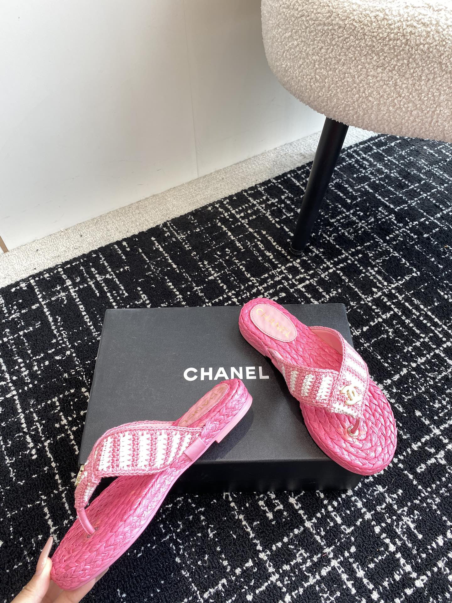 ua Ch*el thongs slides