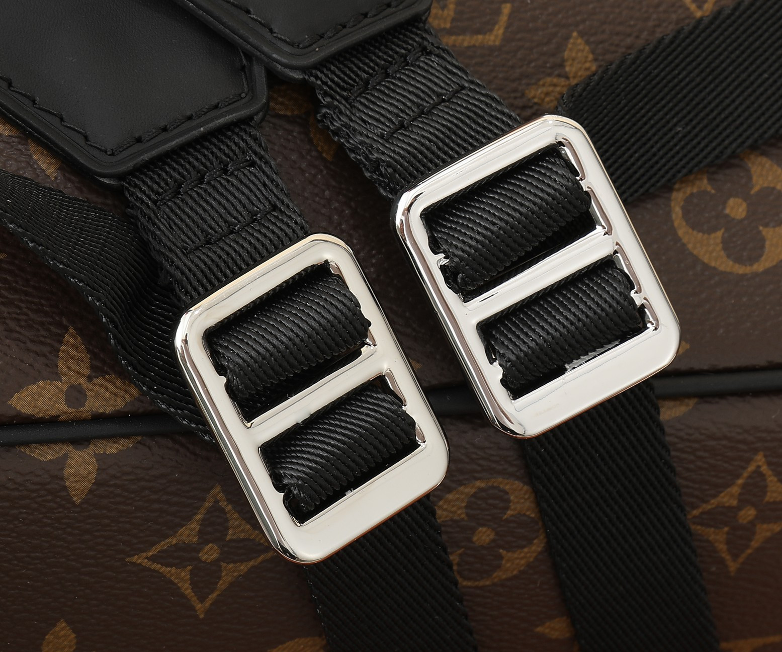 LV Christopher MM M43735 15 x 17.3 x 4.9 inches