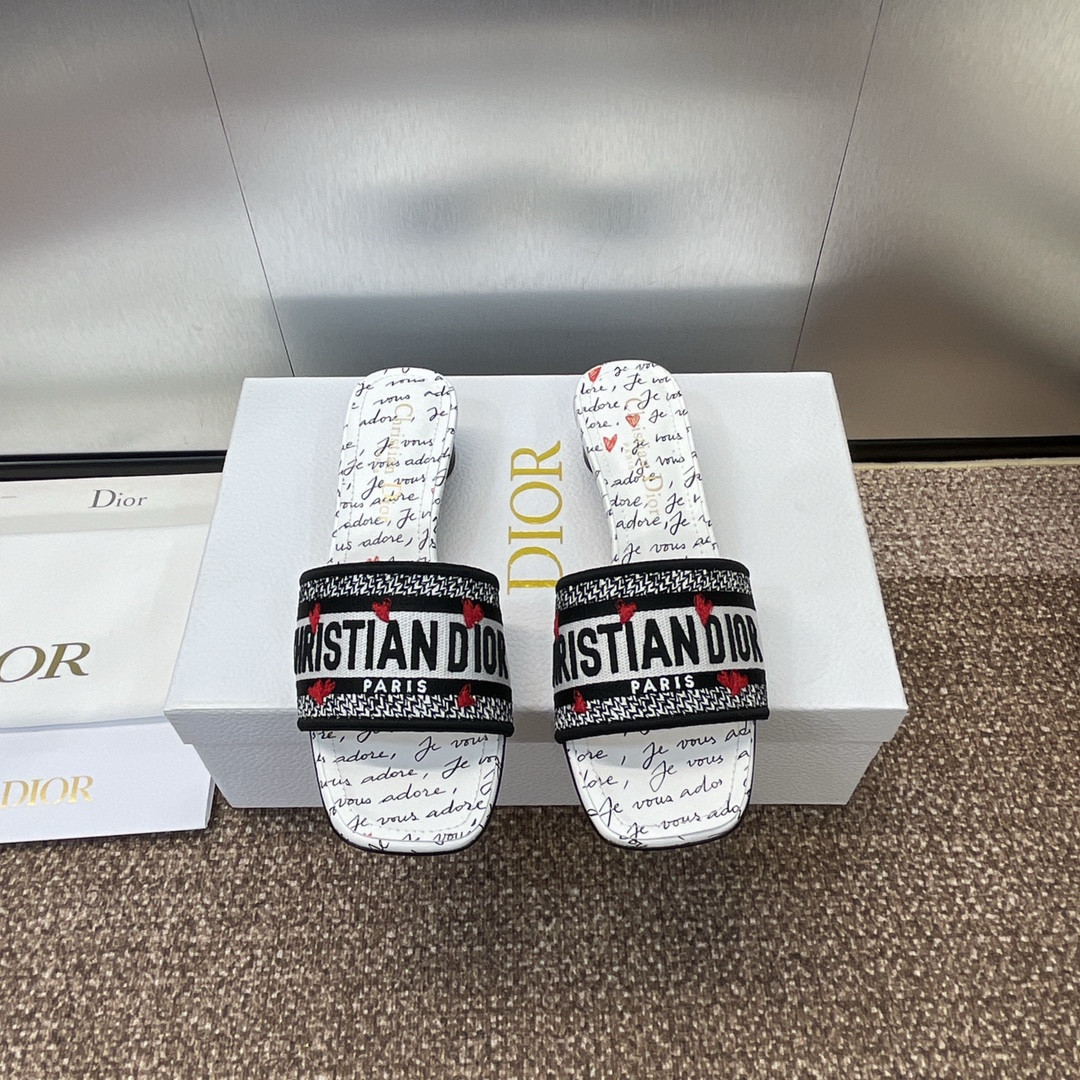 ua D*oramour dway heeled slide