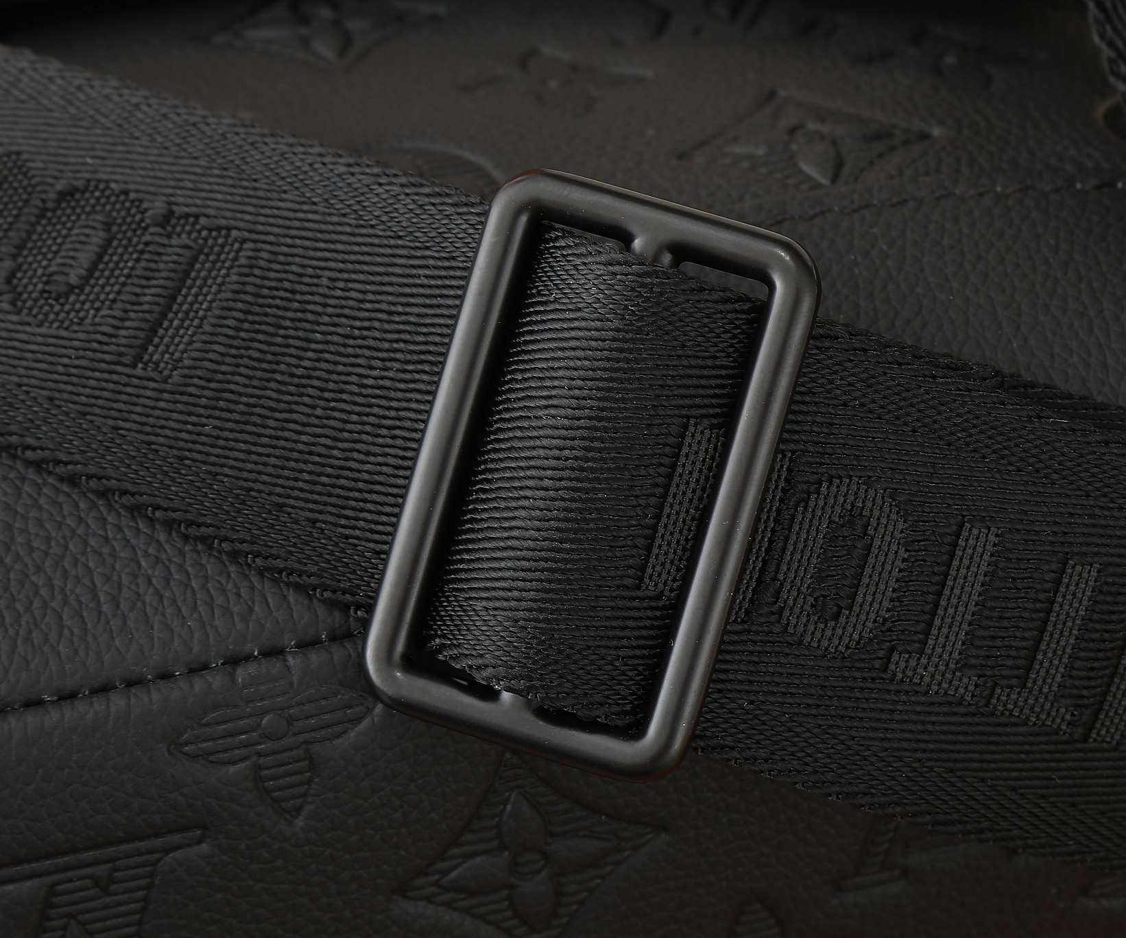 LV Messenger Voyager PM M25121 33x22.5x11CM