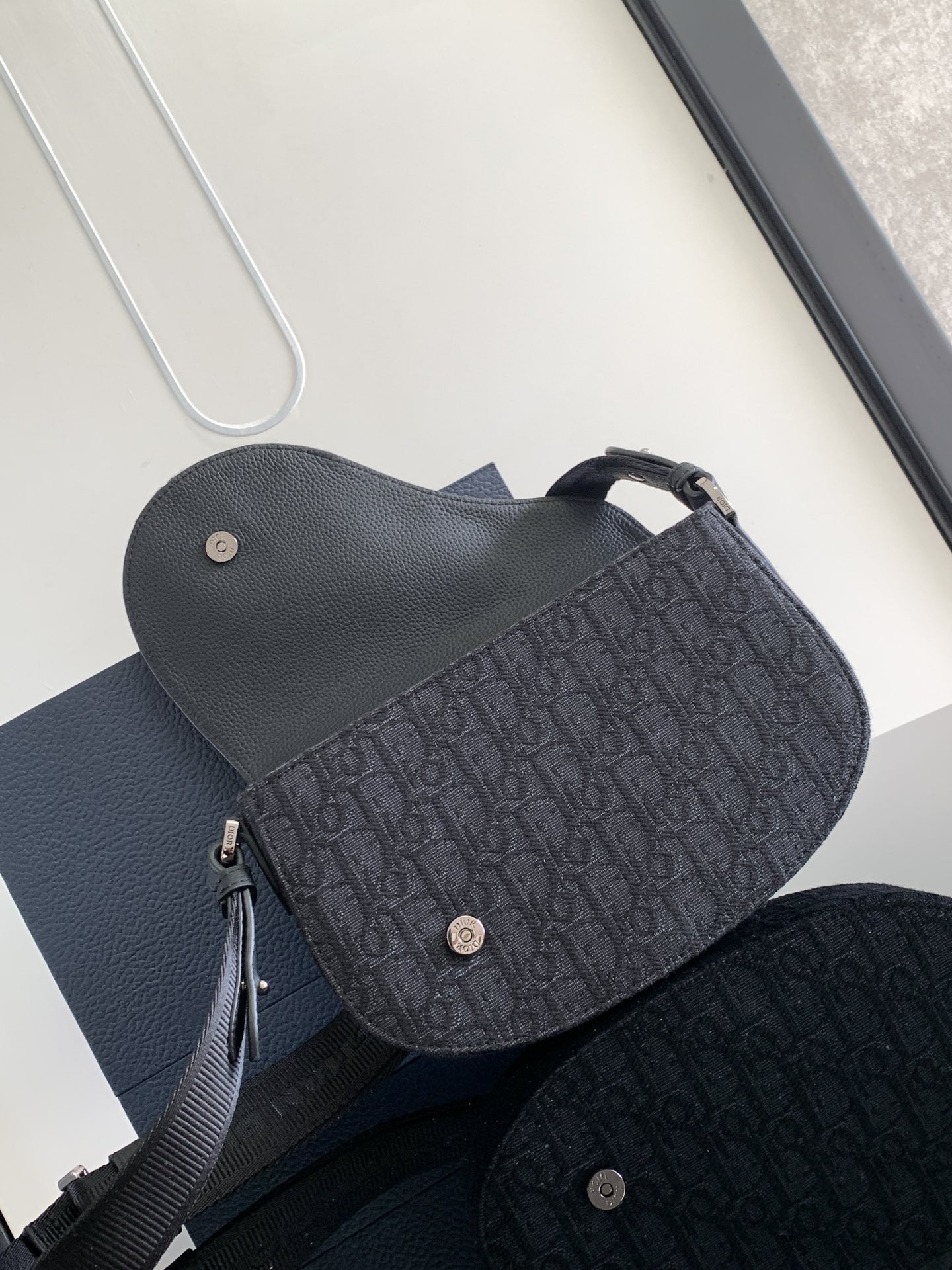 D*or saddle messenger bag 24 x 16.5 x 5.5 cm