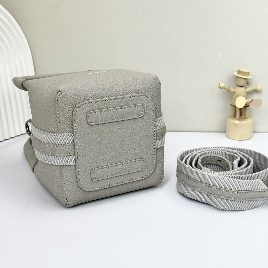 L**o p*ana micro bale bag grained calfskin 23 x 16 x 14 cm
