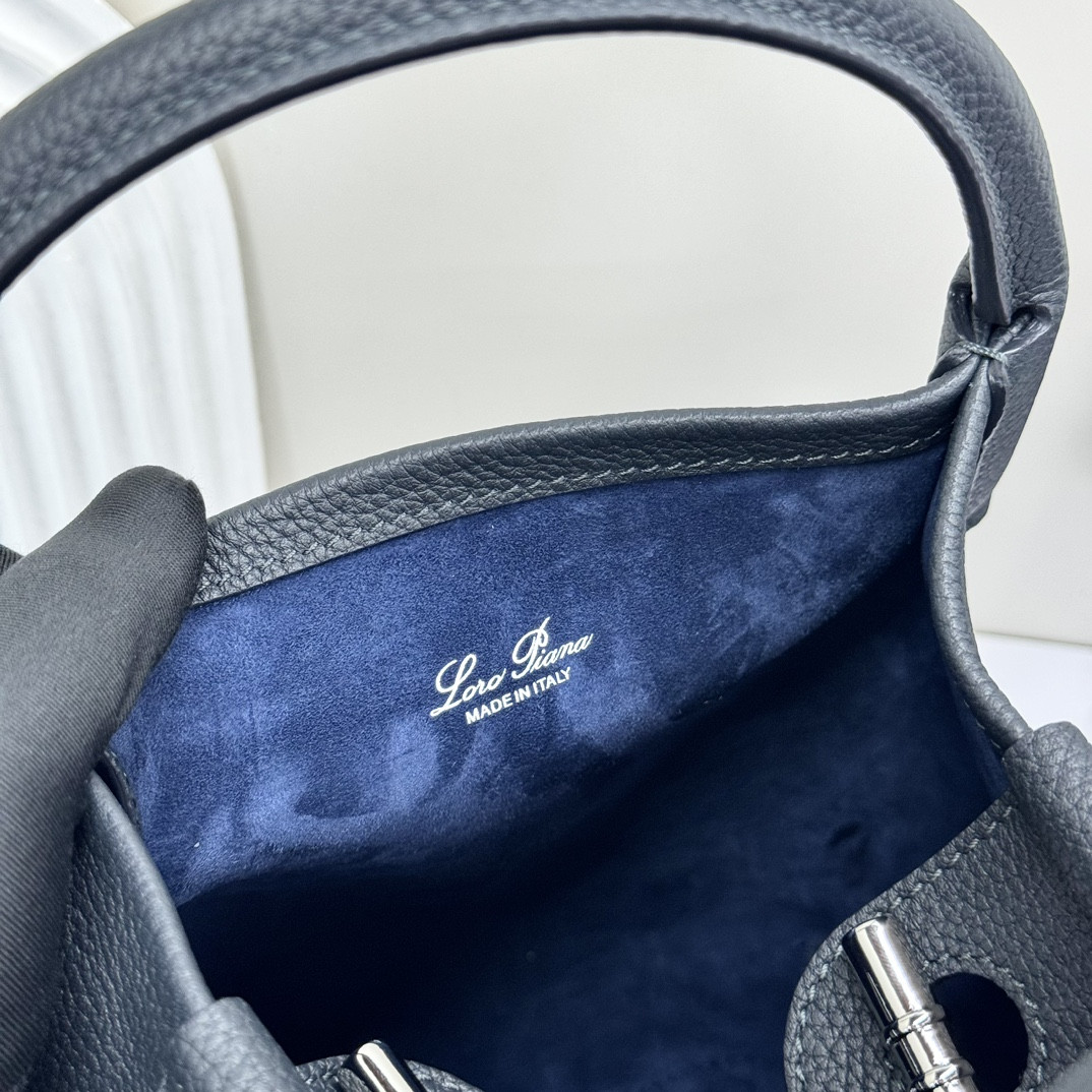 L**o p*ana small bale bag black grained calfskin 17 x 17 x 21 cm