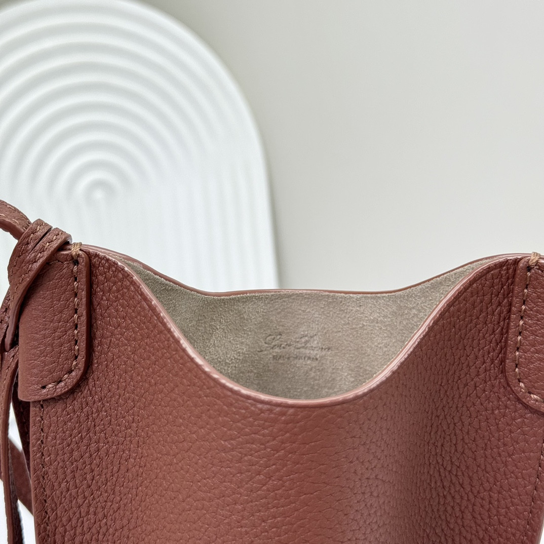 L**o p*ana mini bale bag calfskin 20x15x4cm