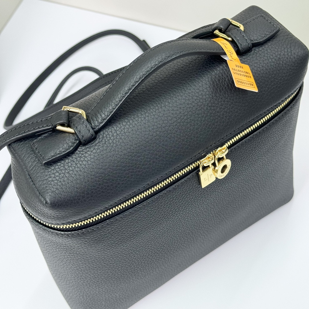 L**o p*ana extra pocket backpack l23.5 grained calfskin 23 x 21 x 8 cm