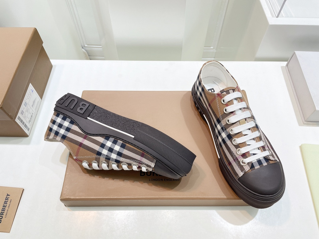 ua B**rry check sneakers
