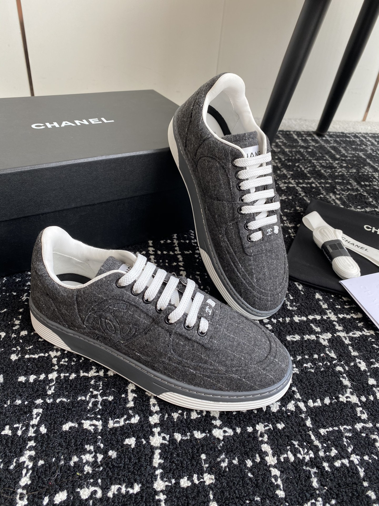 ua Ch*el sneaker
