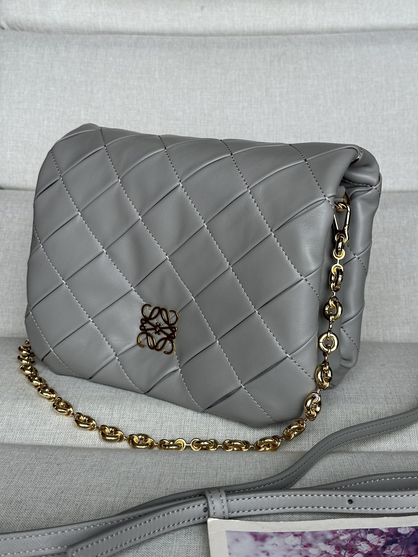 L0ew* puffer goya in pleated shiny nappa lambskin 23x17x9cm
