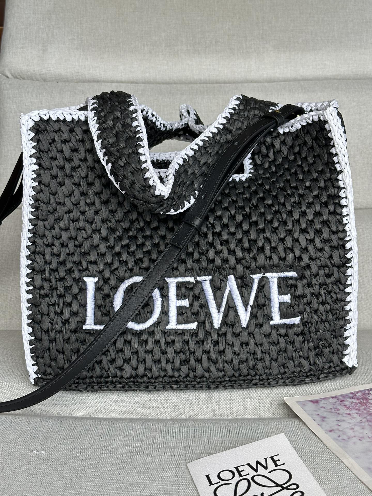 L0ew* font tote 30x25.5x15cm