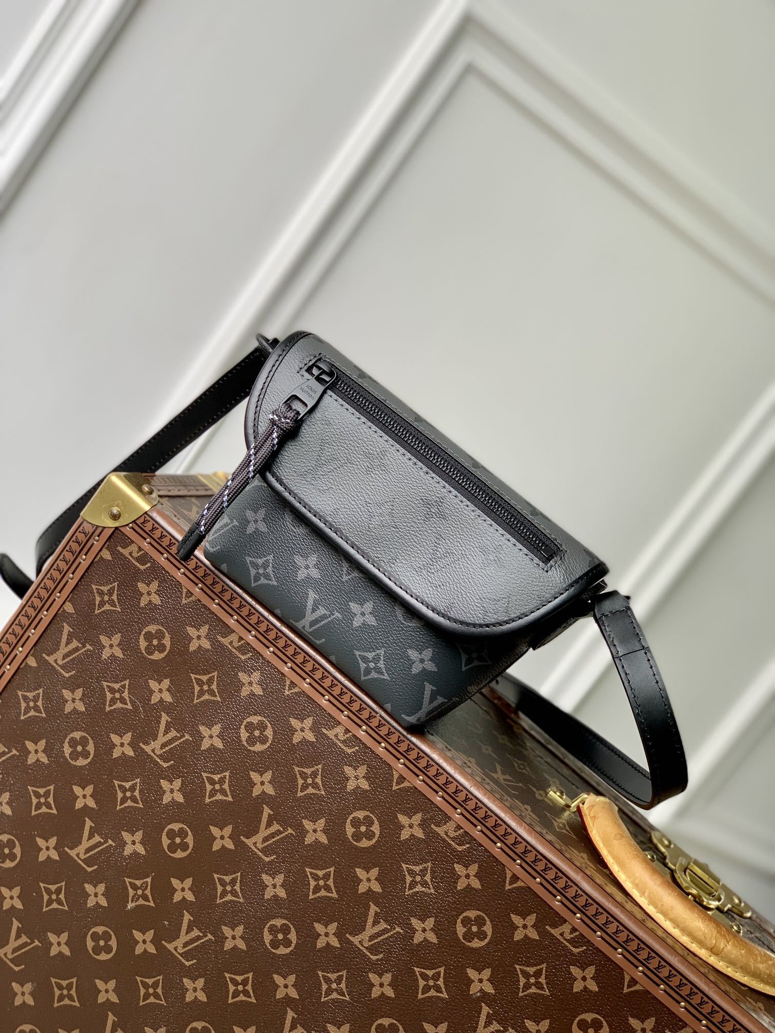 LV Pulse Wearable Wallet M12806 16 x 5 x 22.5 cm