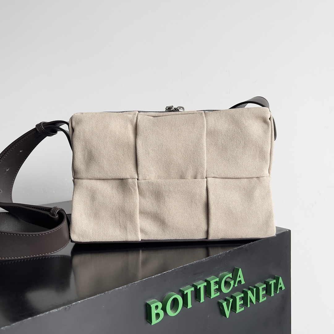 bo*te*ga Ve*ne*ta medium arco camera bag 19x27x9cm