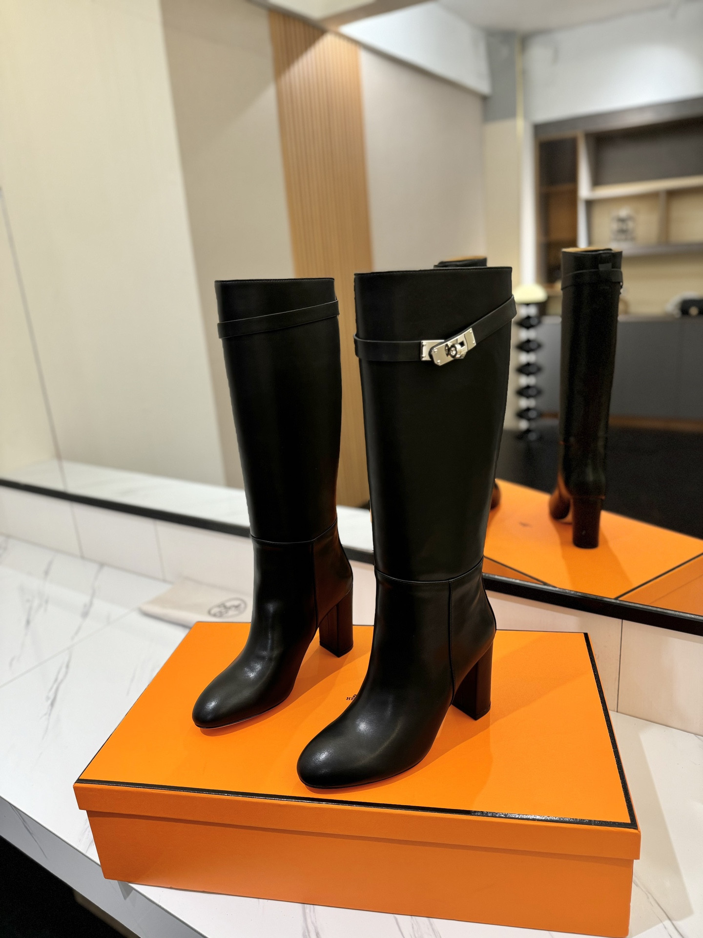 ua H**me5 jumping boots (heel height 8.5cm)