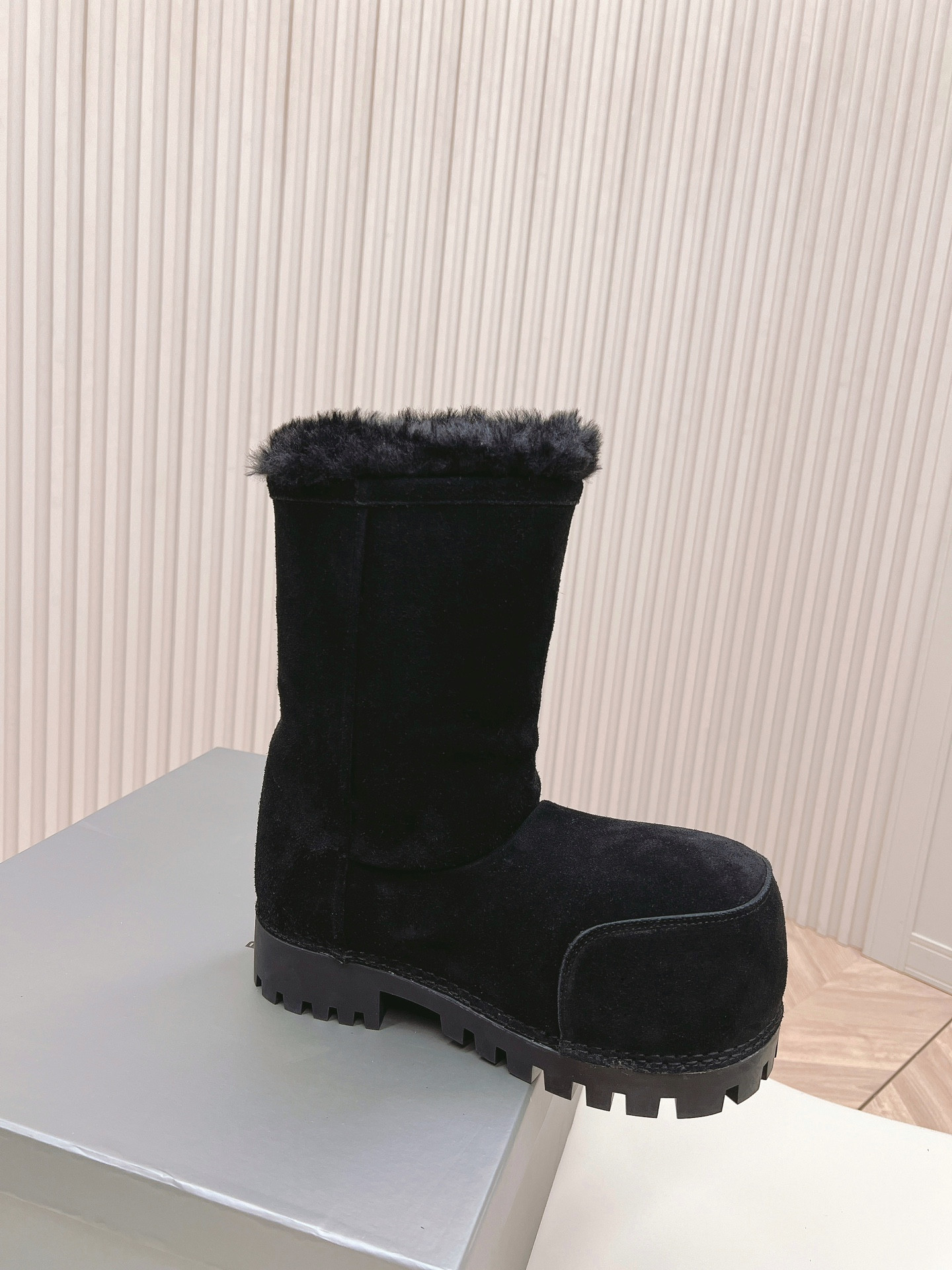 ua Ba*len*cia*ga snow boot
