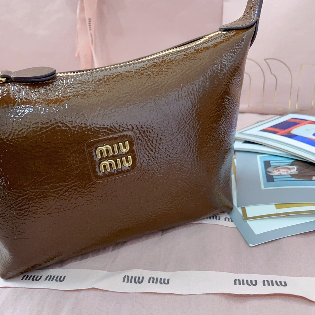 MIU MIU Naplak patent leather pouch 14x18.5x10cm