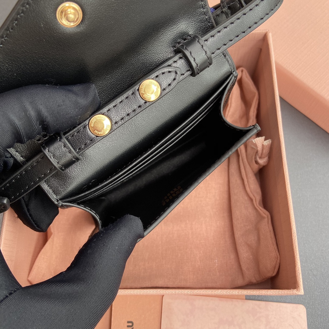 Miu Miu Leather shoulder wallet 8.5x10.5x2cm