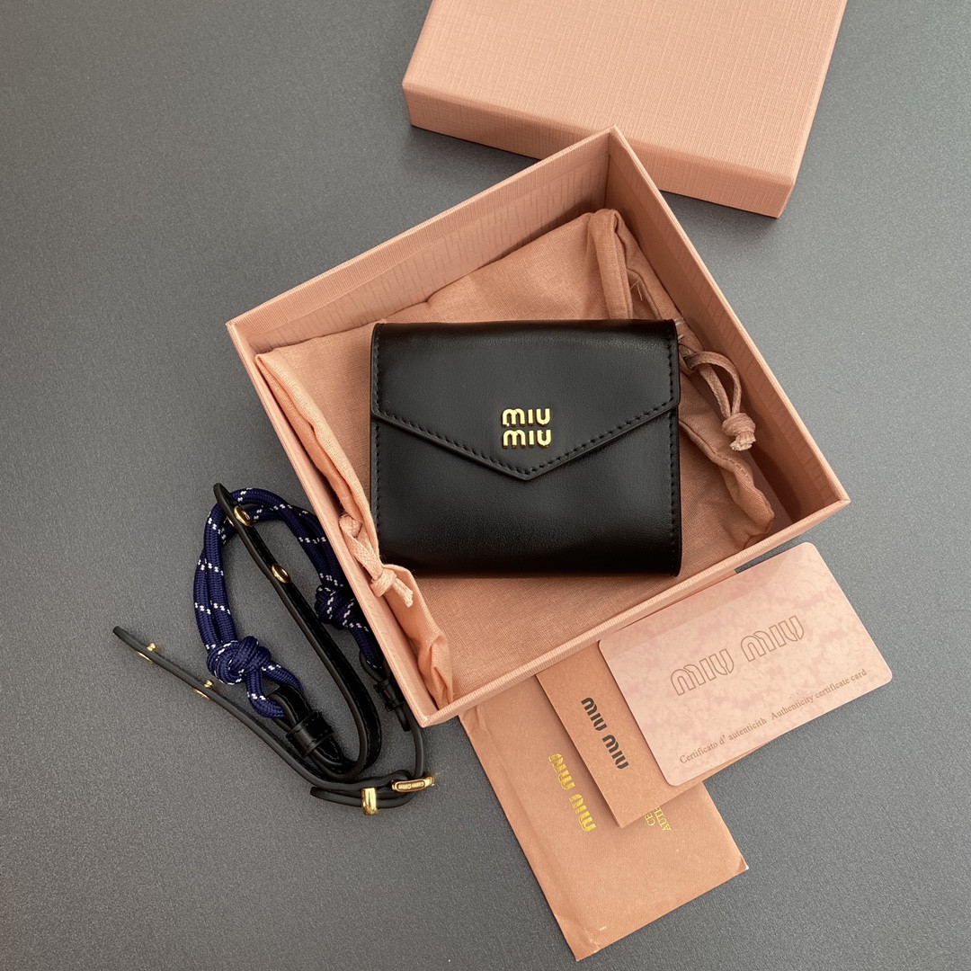 Miu Miu Leather shoulder wallet 8.5x10.5x2cm