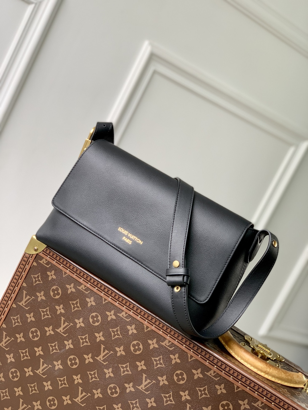 LV Messenger Bag M13148 30x18x12cm