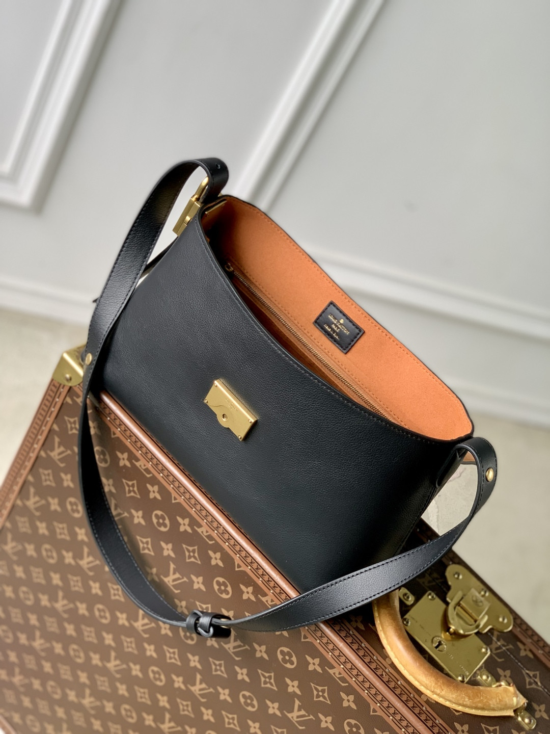 LV Messenger Bag M13148 30x18x12cm