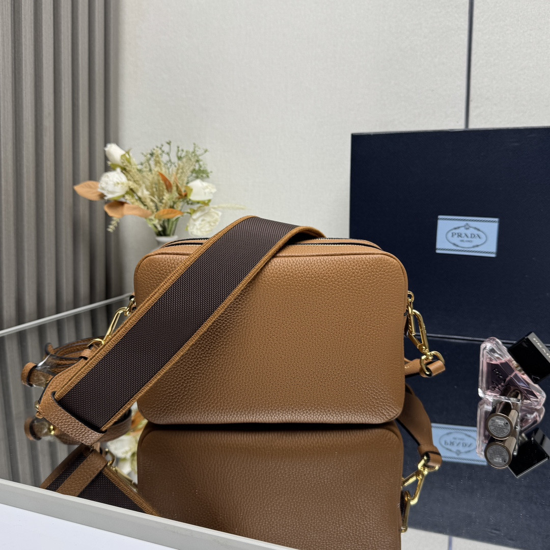Pra*a small shoulder bag in vitello dino soft leather 22x14.5x8.5cm