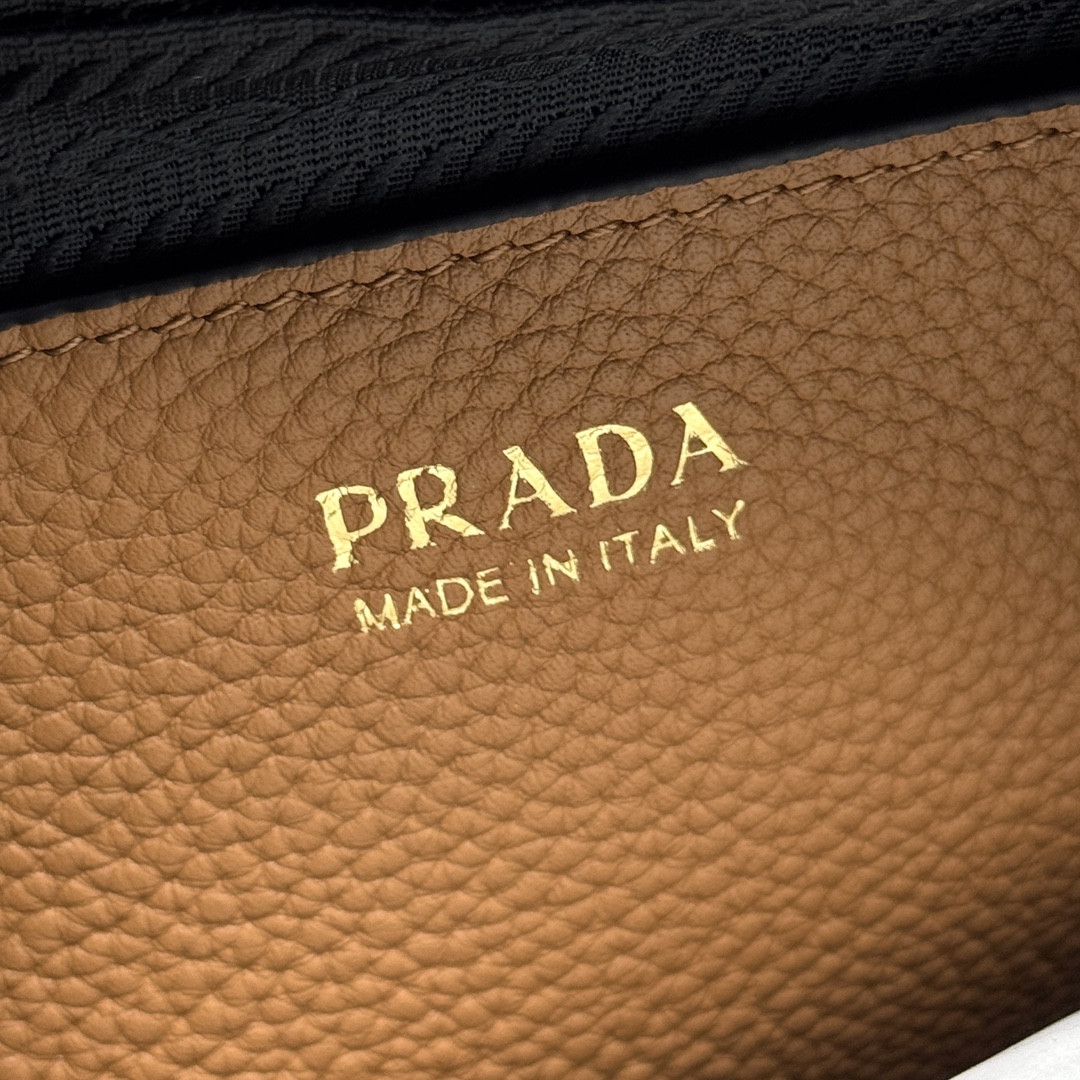 Pra*a small shoulder bag in vitello dino soft leather 22x14.5x8.5cm