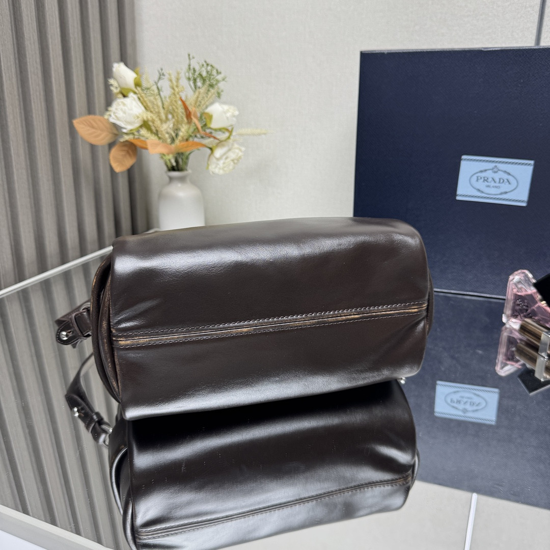 Pra*a nappa leather shoulder bag 24x11x11cm