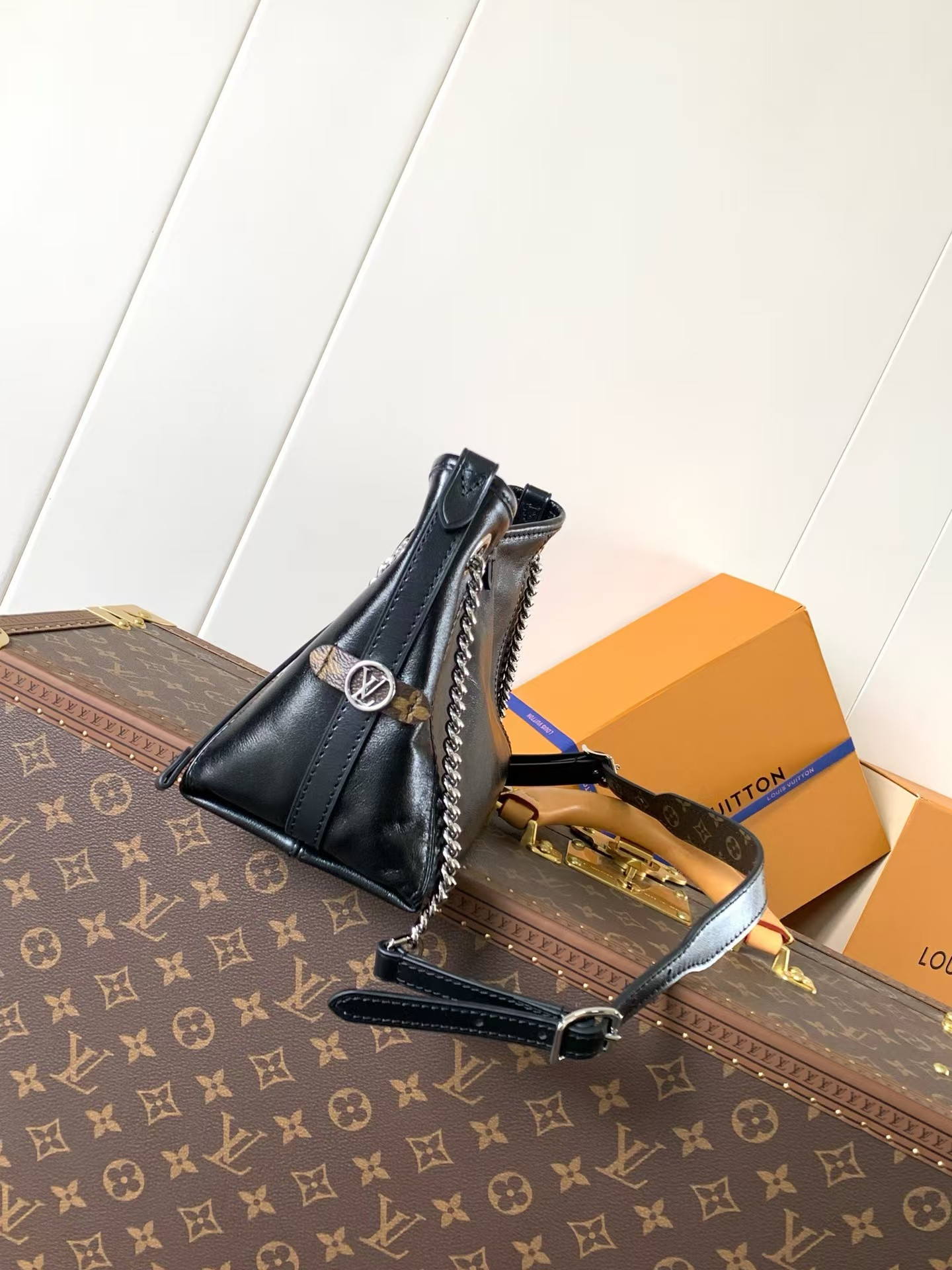 LV Carryall Vibe BB M12888 26 x 17 x 10 cm