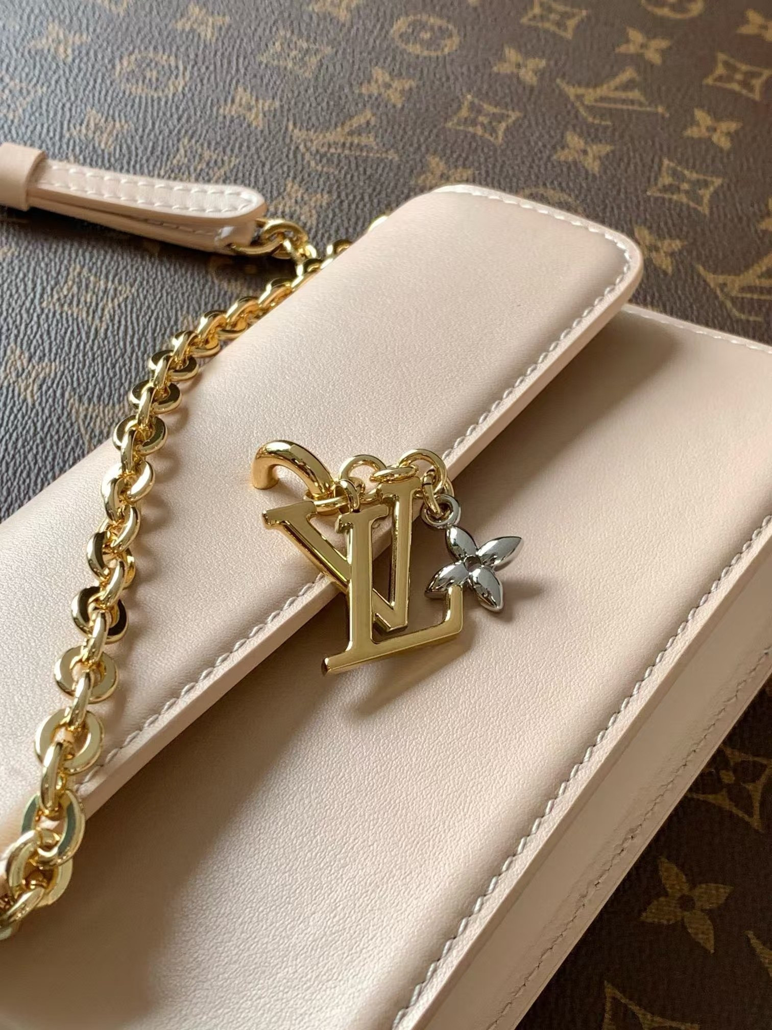 LV Wallet On Chain LV Bloom M14581 20x11.5x4cm