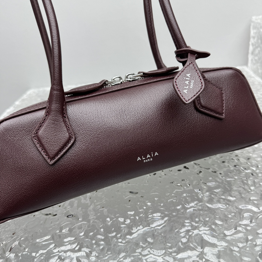 ALAÏA LE TECKEL SMALL BAG IN LEATHER 27x9x8cm