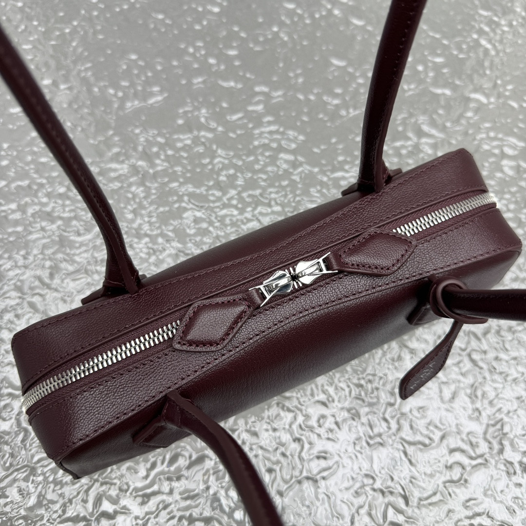 ALAÏA LE TECKEL SMALL BAG IN LEATHER 27x9x8cm