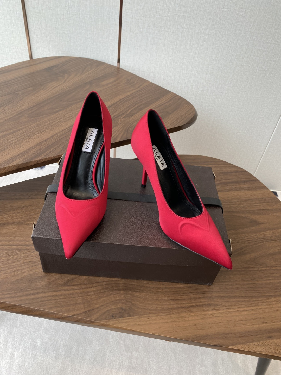 UA Alaia Pointy-Toe Pumps 9cm Heel(Customized Size 7-10 days production time)