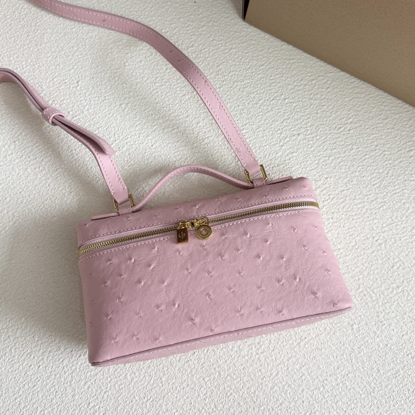 L**o p*ana extra pocket l19 ostrich-grained leather 11 x 19 x 6.5 cm