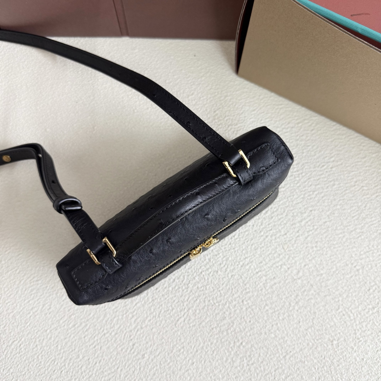 L**o p*ana extra pocket l19 ostrich-grained leather 11 x 19 x 6.5 cm
