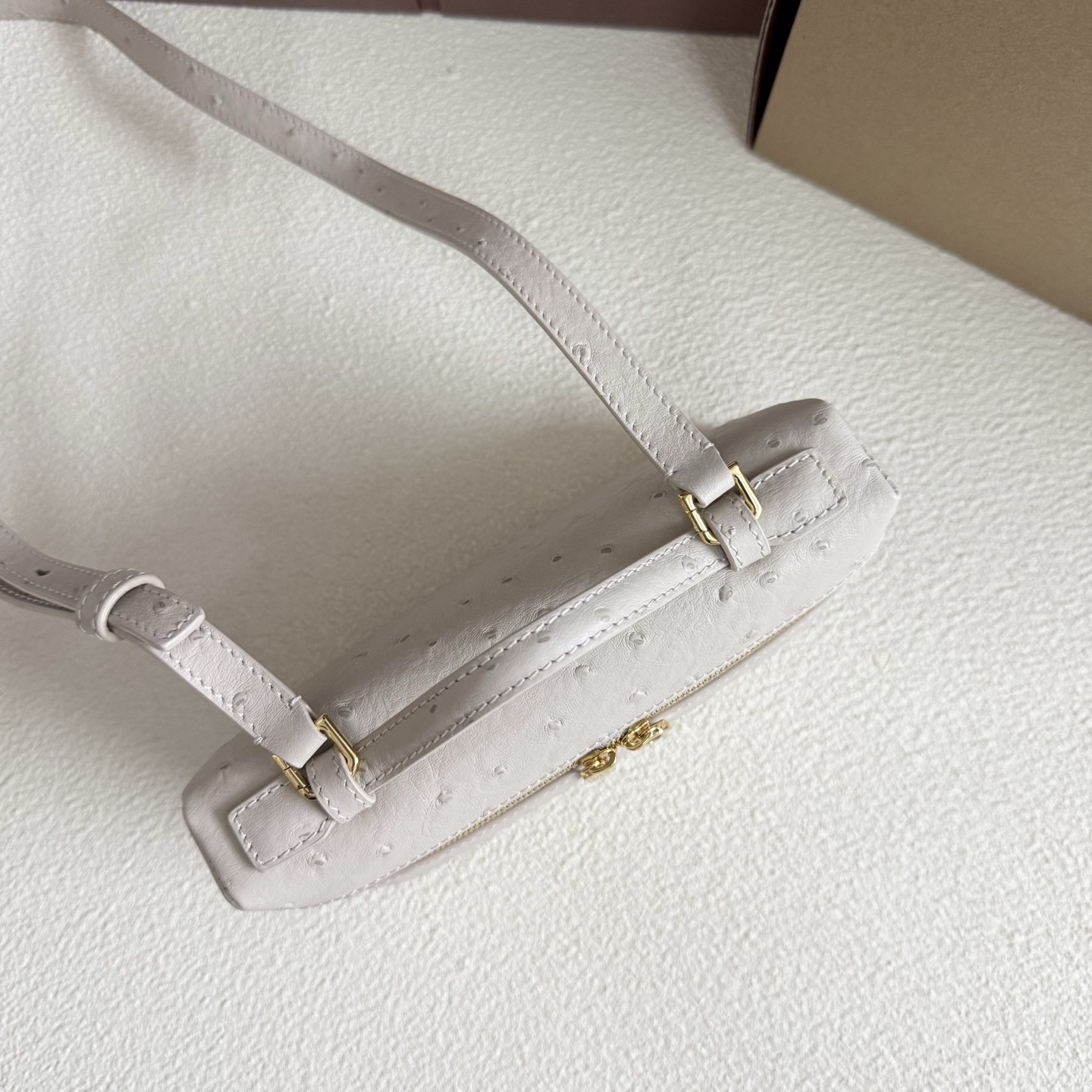 L**o p*ana extra pocket l19 ostrich-grained leather 11 x 19 x 6.5 cm