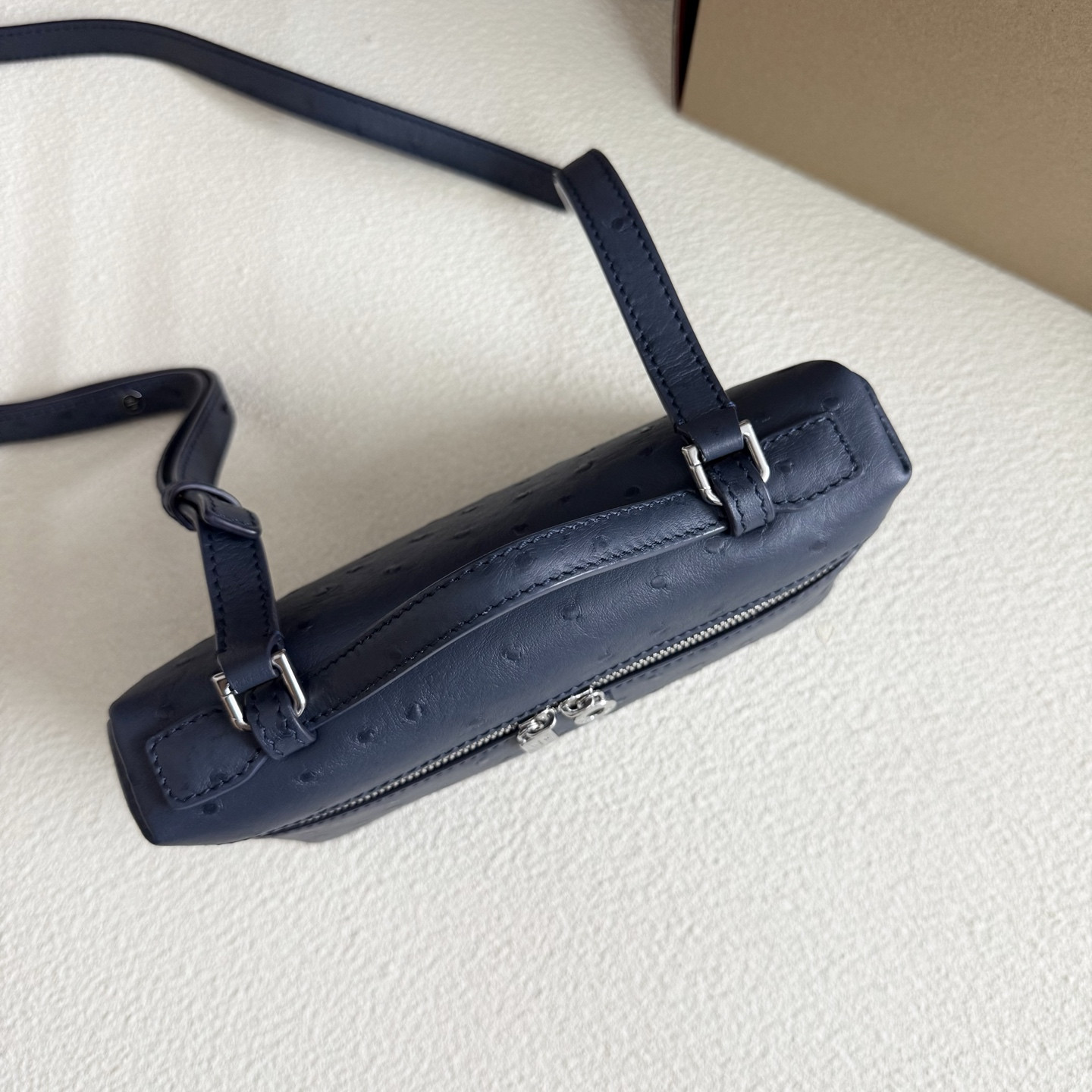 L**o p*ana extra pocket l19 ostrich-grained leather 11 x 19 x 6.5 cm